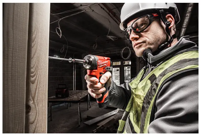 4933479876 - M12 FID2-0 M12 FUEL™ subcompacte ¼″ slagschroevendraaier - In Actie.webp