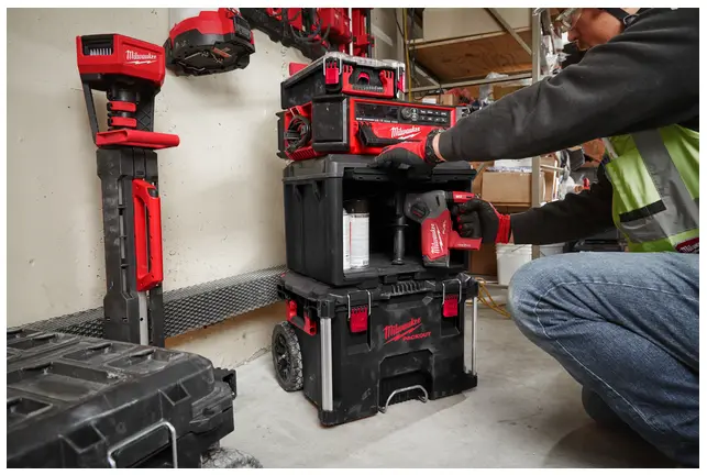 4932480623 - Milwaukee PACKOUT Grote opbergbox - In actie.webp