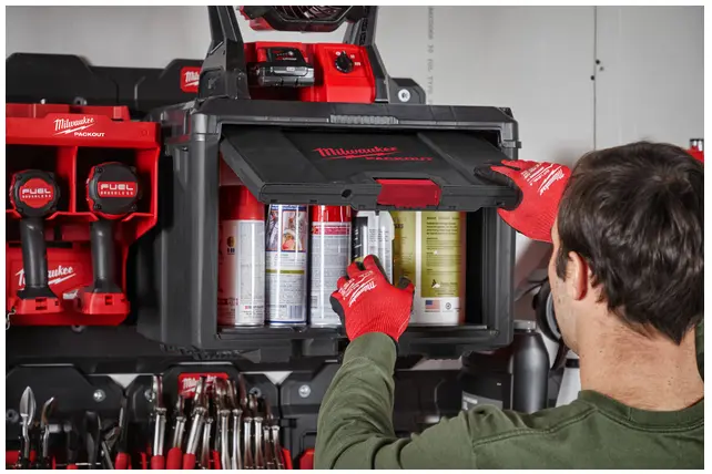 4932480623 - Milwaukee PACKOUT Grote opbergbox - In actie 2.webp