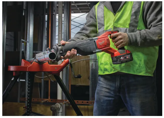 4933447275 - M18 BSX-0 Heavy Duty Sawzall - in actie.webp