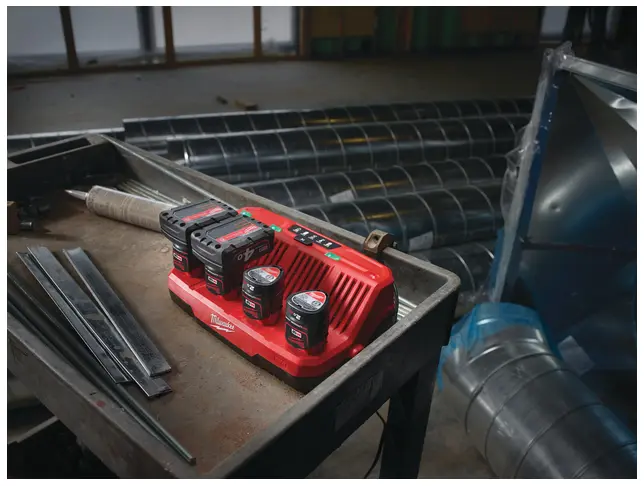 4932430554 - M12 C4 - 4 Bay Lader - in actie op werf 2.webp
