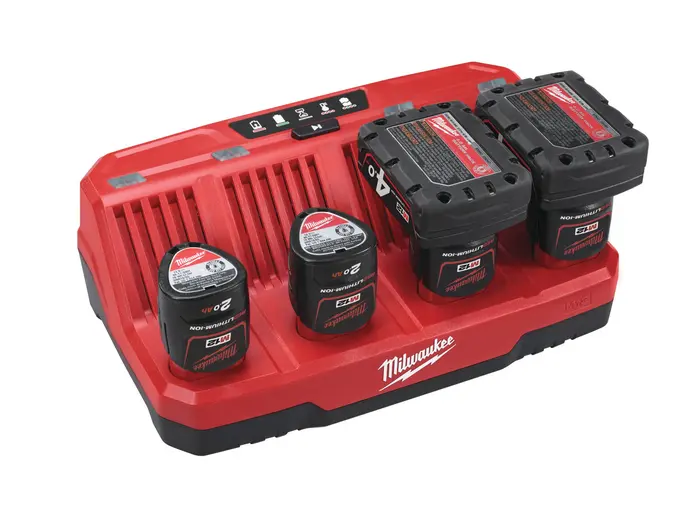 4932430554 - M12 C4 - 4 Bay Lader - in actie2.webp
