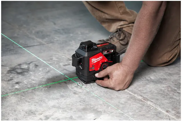 4933478103 - M12 3PL-0C 3D Laser - Magnetisch op de werf - Op de grond.webp