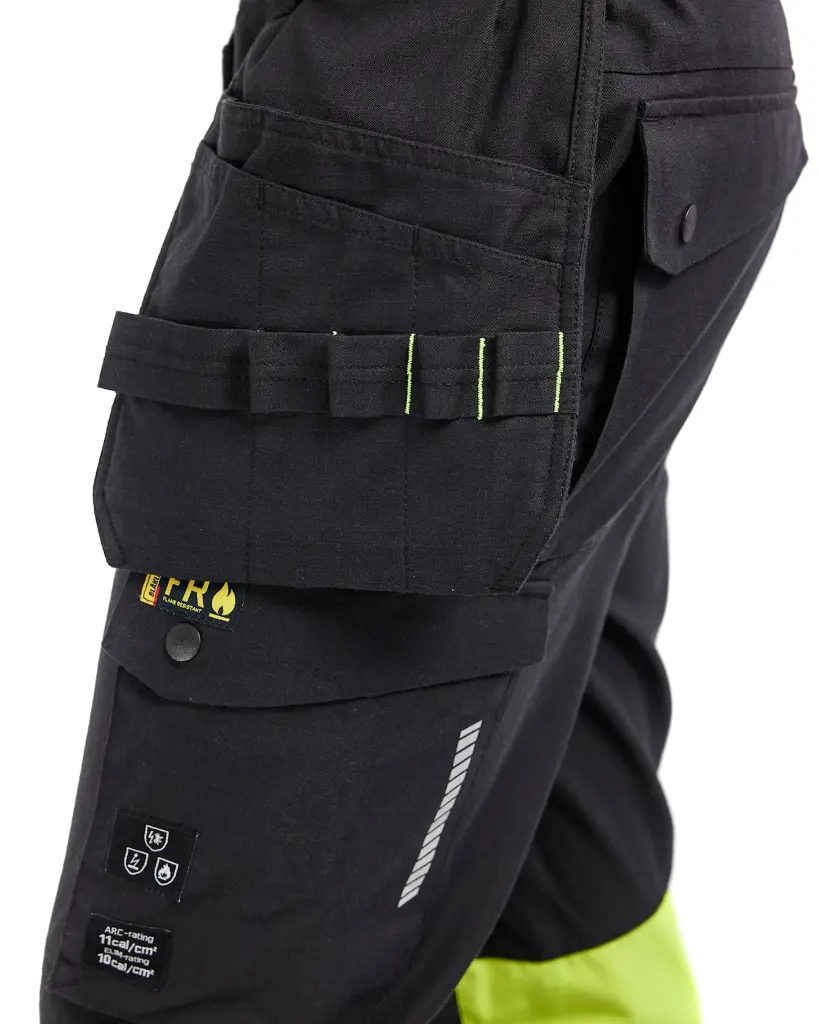 710815129933_Inherent_Multinorm_Dames_Pocketbroek_Zwart_Geel_Linkerzijde_Detail.webp